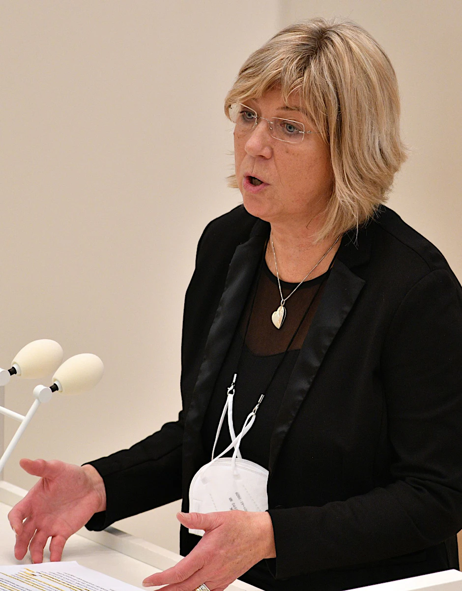 ARCHIV - Kathrin Dannenberg (Die Linke), Abgeordnete, spricht in der Debatte in der Sitzung des Landtages Brandenburg.  