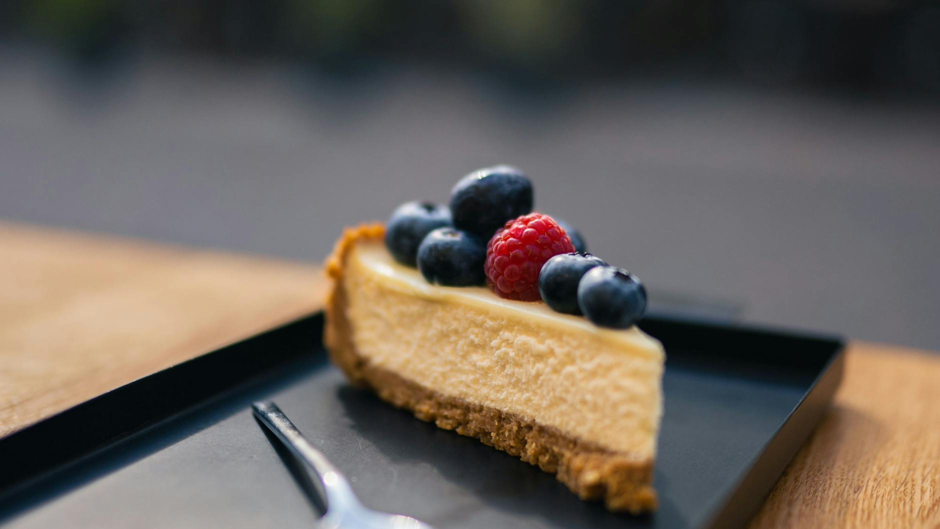 Servieren Sie den Cheesecake zum Beispiel mit ein paar Beeren.