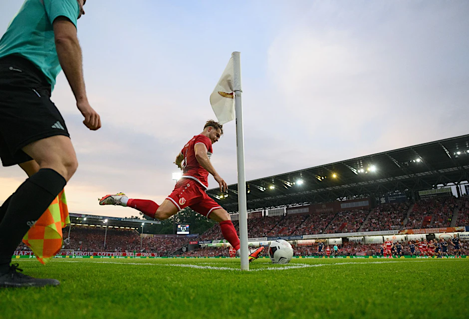 ARCHIV - Der Cottbuser Jonas Hofmann tritt einen Eckstoß.  
