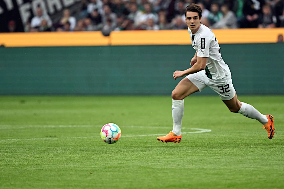 ARCHIV - Hat in Gladbach ein neues Arbeitspapier unterschrieben: Florian Neuhaus.  