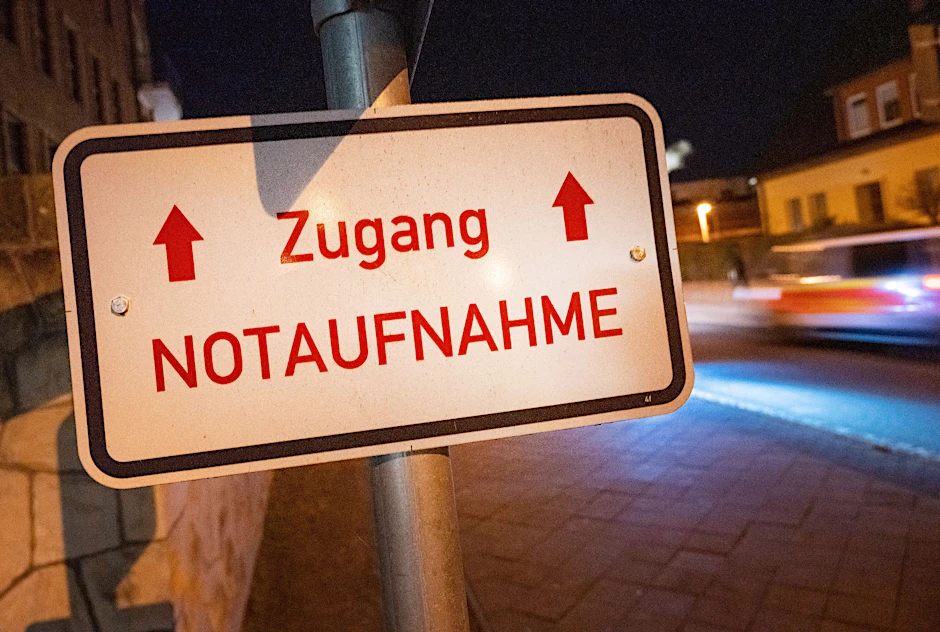 ARCHIV - Der Schriftzug «Zugang Notaufnahme» hängt vor einem Gebäude einer Klinik.  