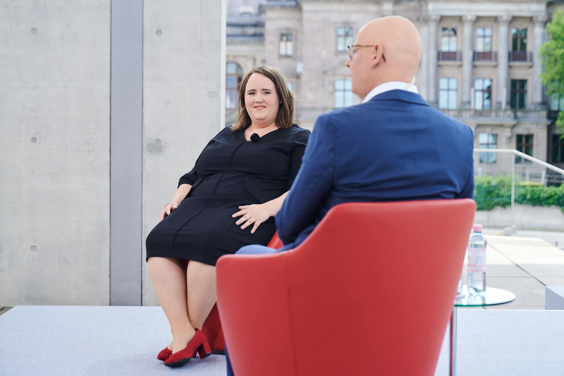 Grünen-Chefin Ricarda Lang sitzt zusammen mit Matthias Deiß beim ARD-„Sommerinterview“ auf der Terrasse des Marie-Elisabeth-Lüders-Hauses in Berlin. 