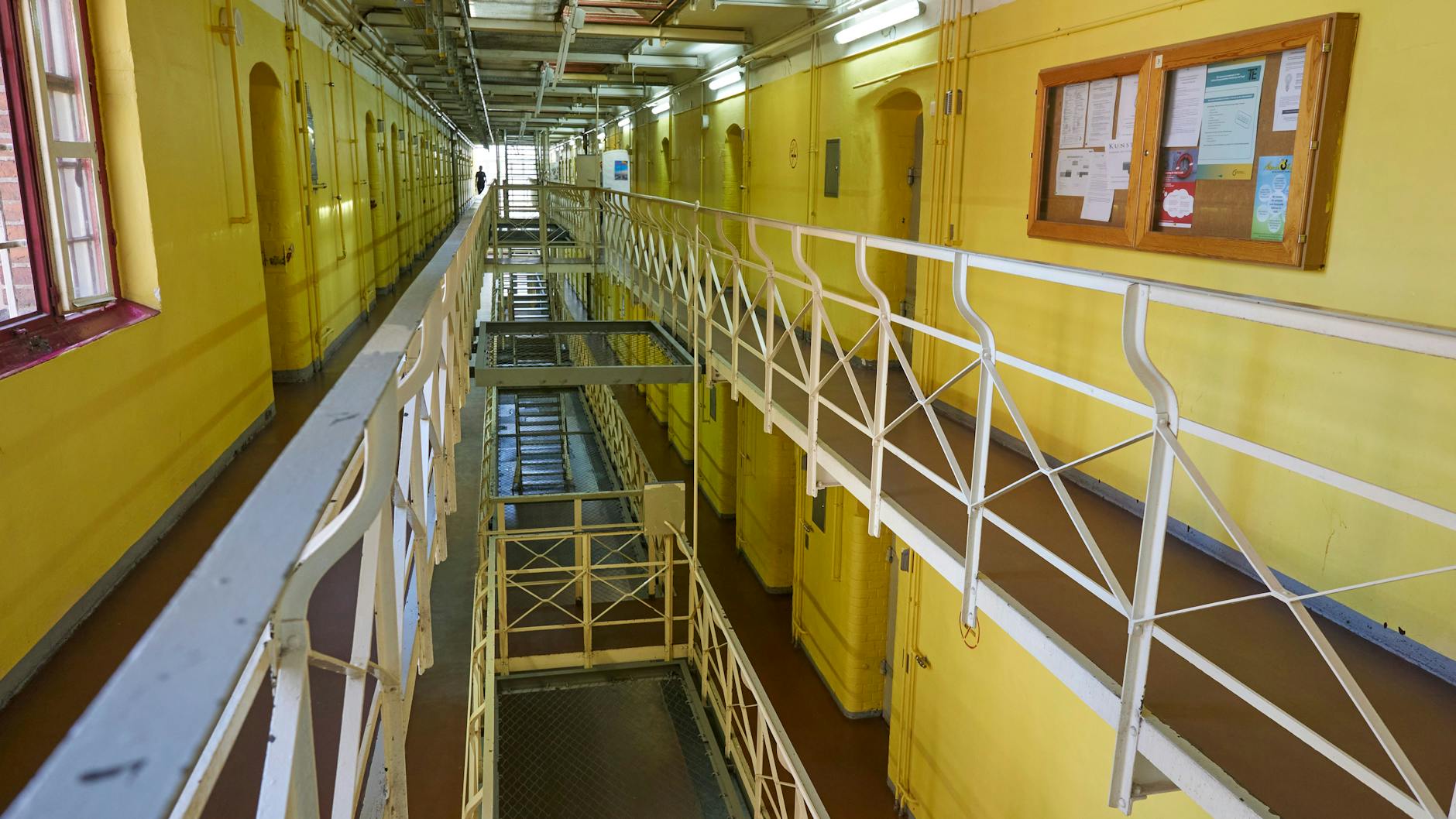 Blick in den alten Zellentrakt der Justizvollzugsanstalt Tegel. Viermal im Jahr erscheint Deutschlands einzige unzensierte Gefangenenzeitschrift in einer bundesweiten Auflage von 7500 Stück.