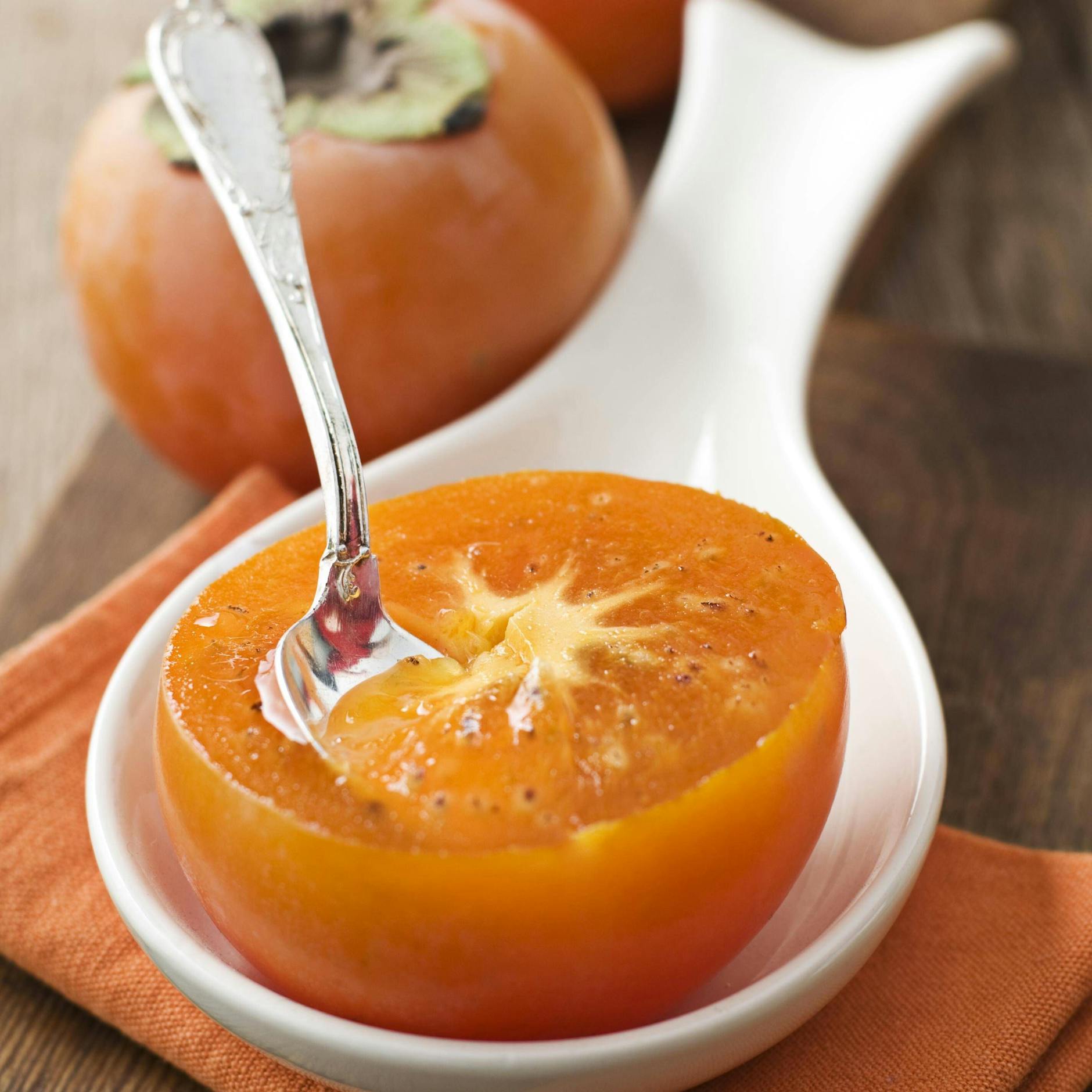 Mit Schale oder ohne? Sehr reife Kakis kann man auslöffeln oder mit Schale genießen.