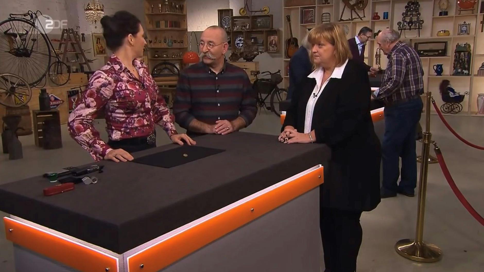 „Bares für Rares“-Expertin Wendela Horz erklärt die Brosche aus dem russischen Zarenhaus.