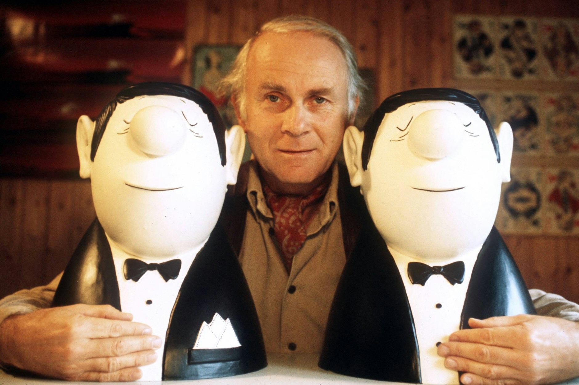Vicco von Bülow alias Loriot zwischen zwei seiner typischen Comic-Figuren