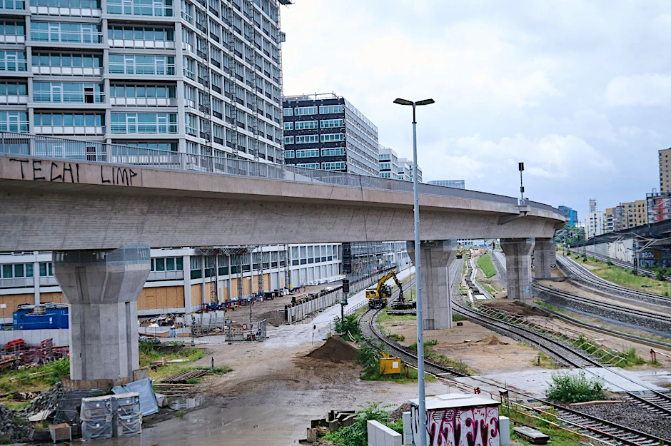 PRODUKTION - Zwischen den S-Bahn Linien Westhafen und Wedding führt die noch unbefahrene Brücke über den Nordhafen.  