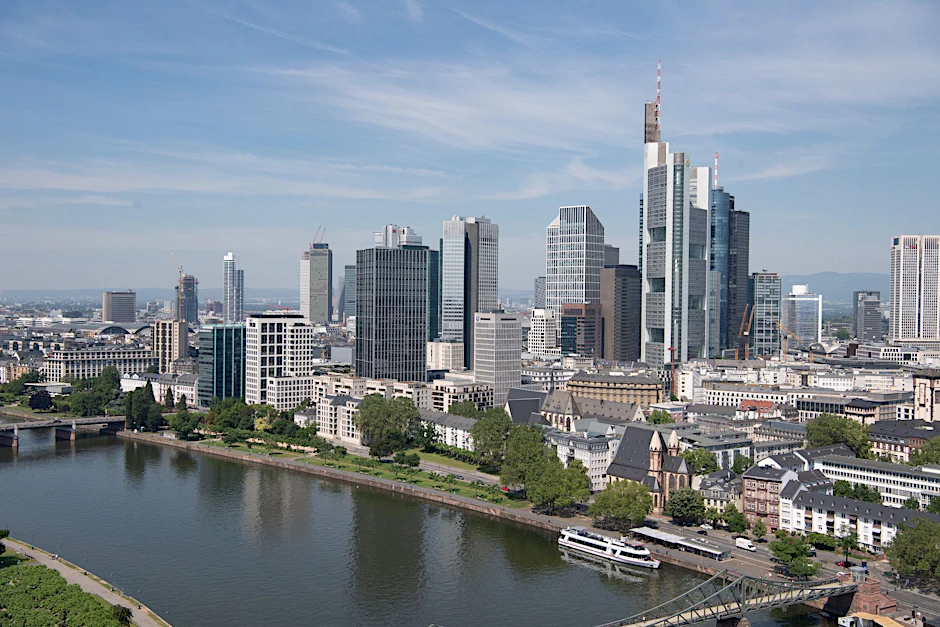 ARCHIV - Die Bankenskyline von Frankfurt am Main.  
