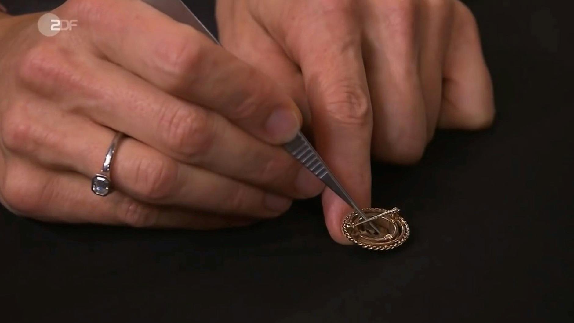 Laut „Bares für Rares“-Expertin war die Brosche mal eine Krawatten-Nadel, wurde umgearbeitet.