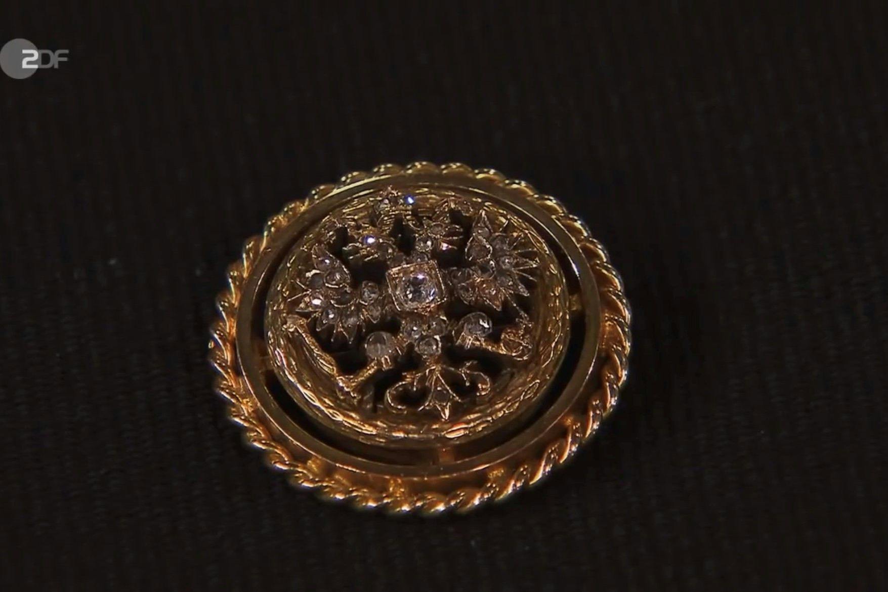 Bei „Bares für Rares“ soll diese Brosche aus dem russischen Zarenhaus verkauft werden.