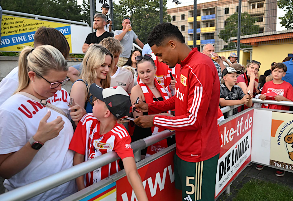 Die Unterschrift von Danilho Doekhi ist auch bei den kleinsten Union-Fans heiß begehrt. Unterschreibt der Niederländer bald auch bei einem anderen Verein?