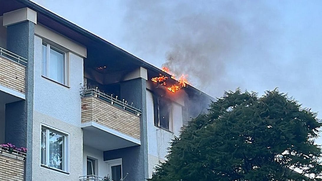 Gegen 20.20 Uhr wurde die Berliner Feuerwehr in die Karl-Elsasser-Straße im Neuköllner Ortsteil Britz alarmiert.
