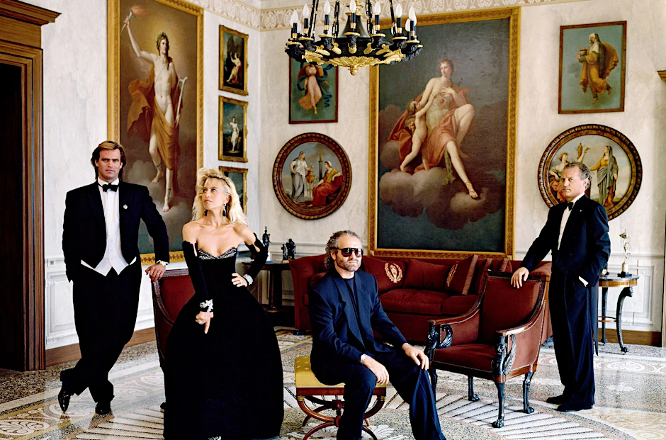 HANDOUT - Gianni Versace (2.v.r.), seine Geschwister Santo (r) und Donatella (3.v.r.) sowie Donatellas damaliger Ehemann Paul Beck (l) in Versaces Villa Fontanelle.  