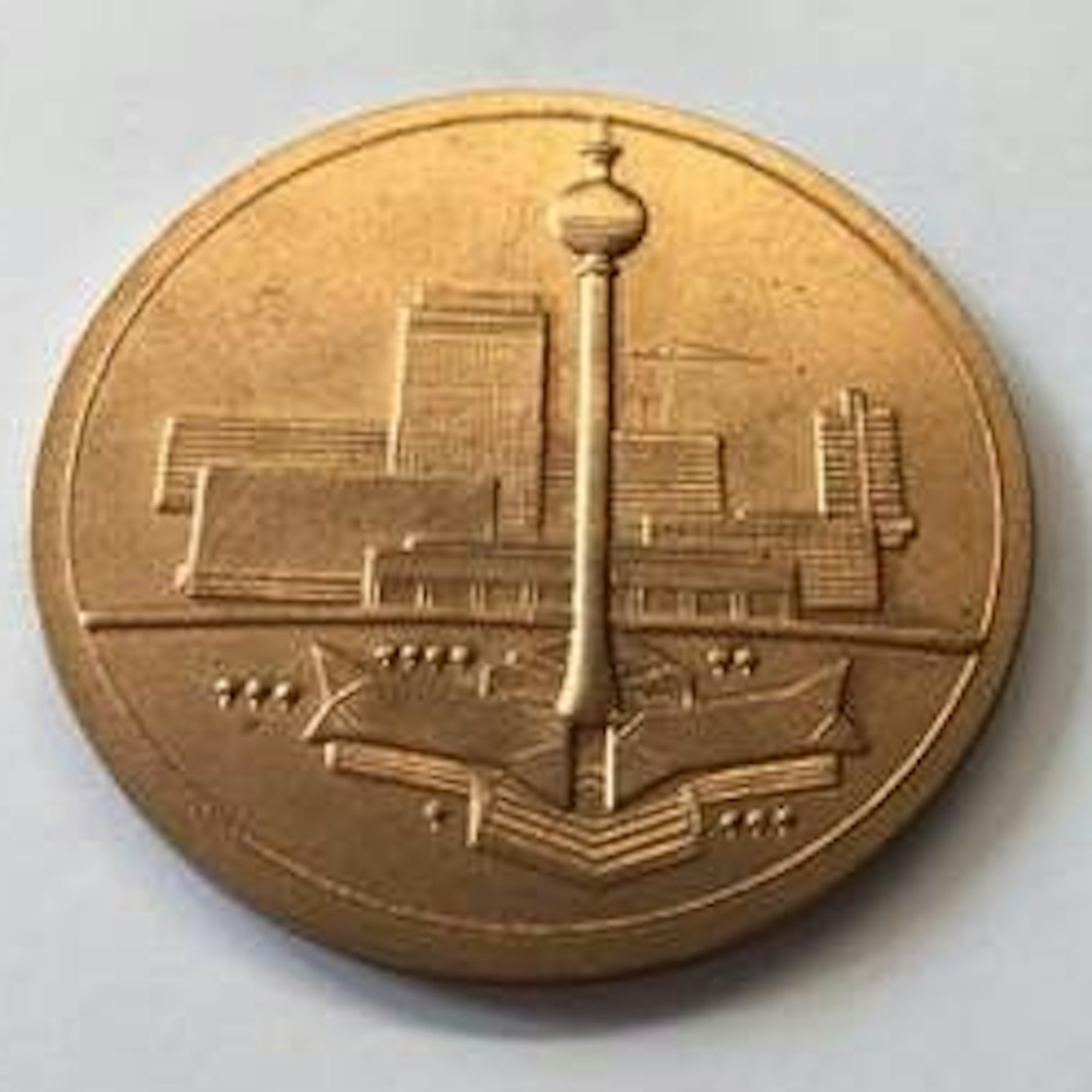 Voderseite der Ehrenmedaille, die Rückseite trägt die Inschrift „Den Erbauern des Stadtzentrums von Berlin“