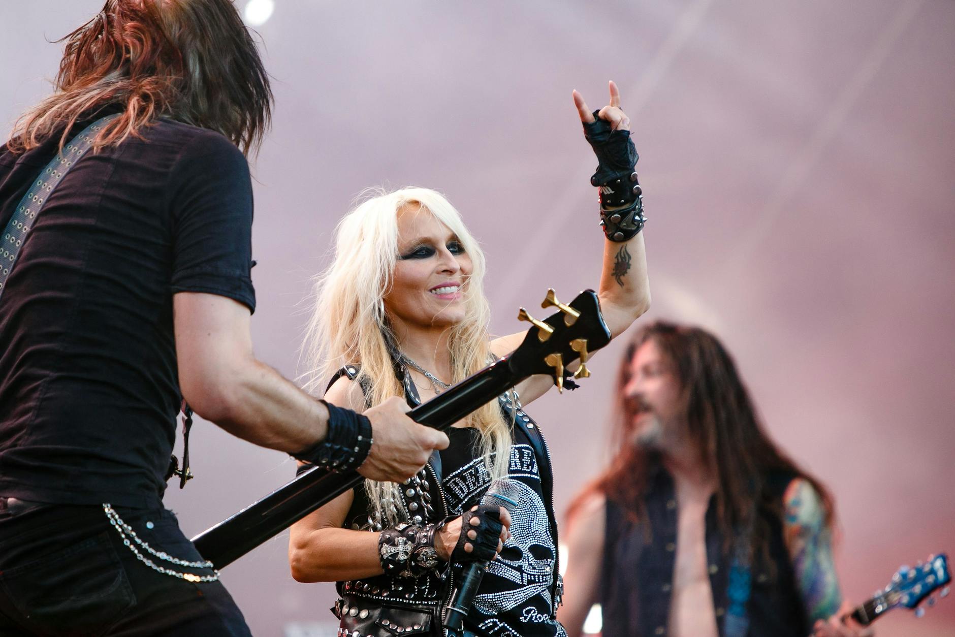 Die Metal-Sängerin Dorothee Pesch alias Doro wird in Wacken erwartet. Die Anreise für das Festival musste wegen des Dauerregens unterbrochen werden.