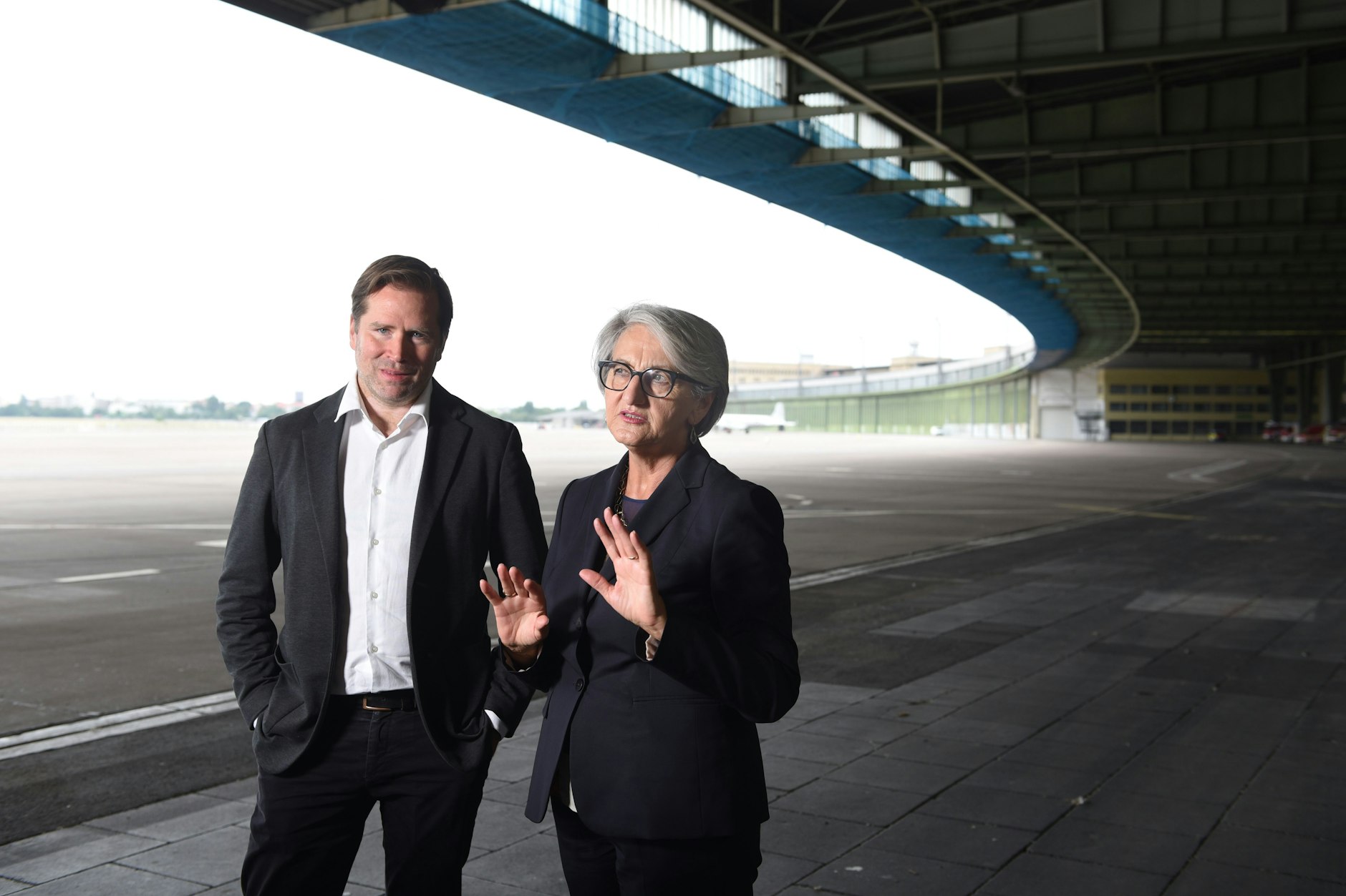 Die bisherige Geschäftsführerin der Tempelhof Projekt GmbH Jutta Heim-Wenzler und Fabian Schmitz-Grethlein, der ihr als Interimsgeschäftsführer im Amt folgt