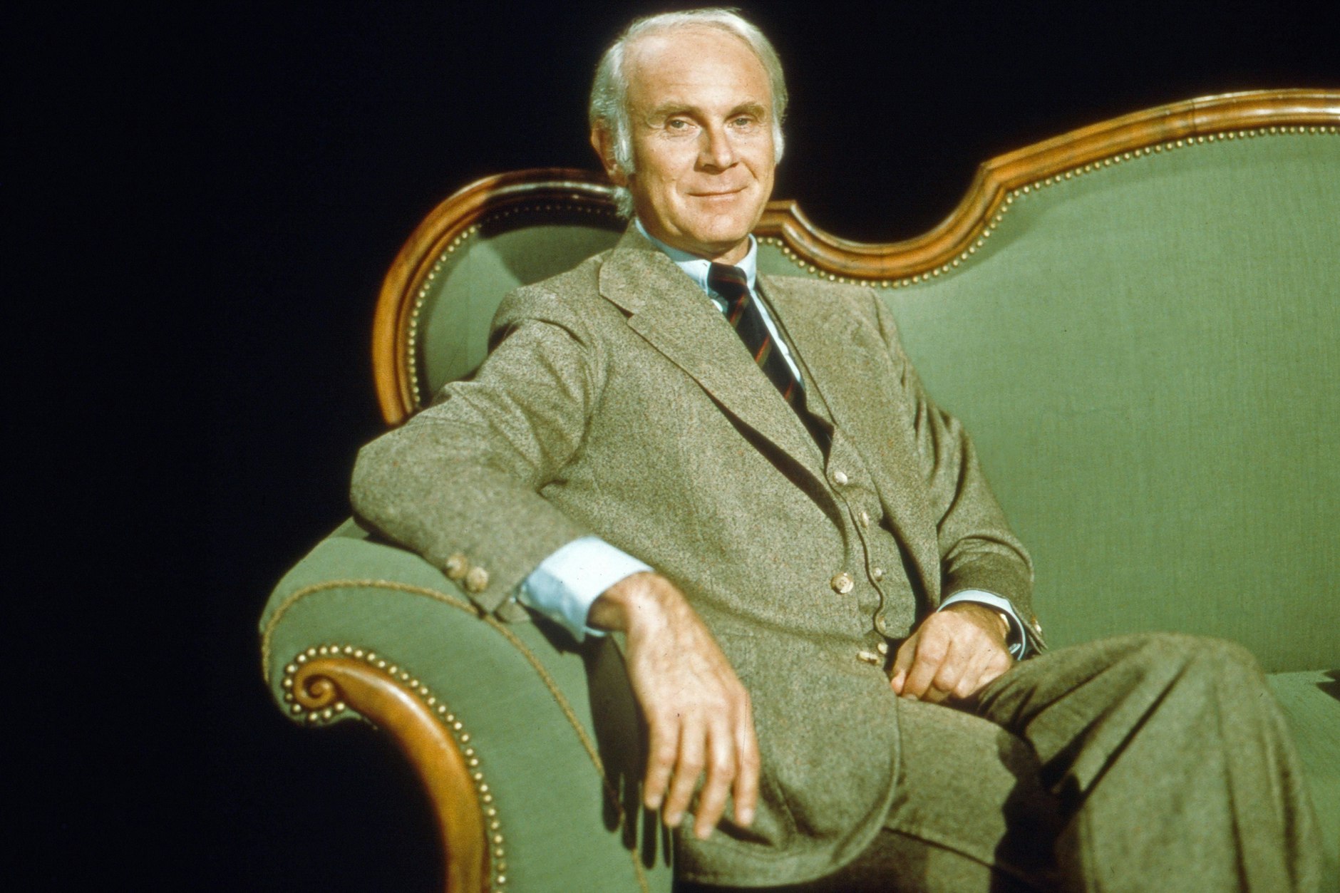 Der deutsche Humorist Vicco von Bülow alias Loriot auf seiner grünen Couch, 1980er-Jahre