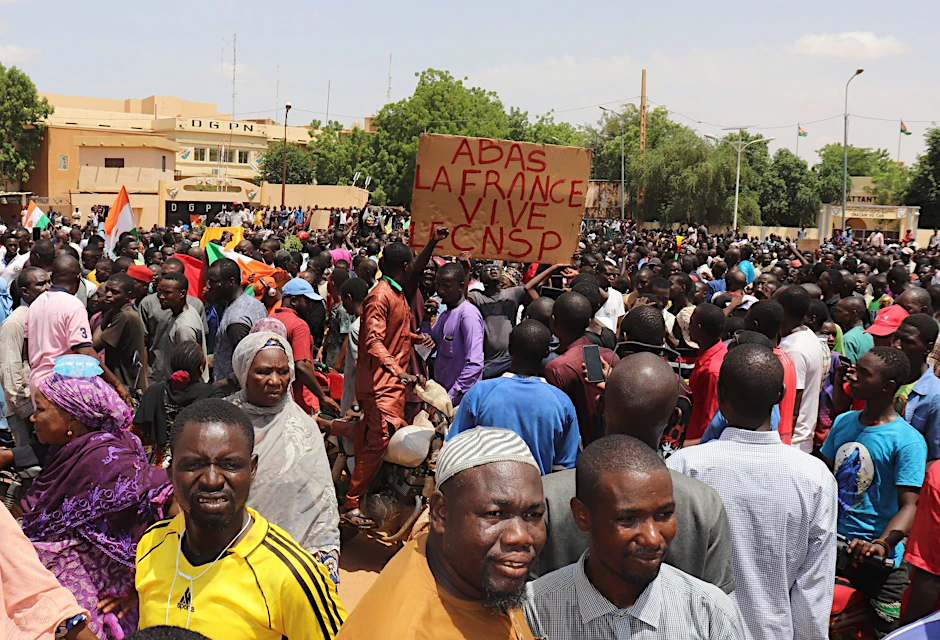 dpatopbilder - Demonstranten nehmen an einem Marsch zur Unterstützung der Putschisten in der Hauptstadt Niamey teil.  