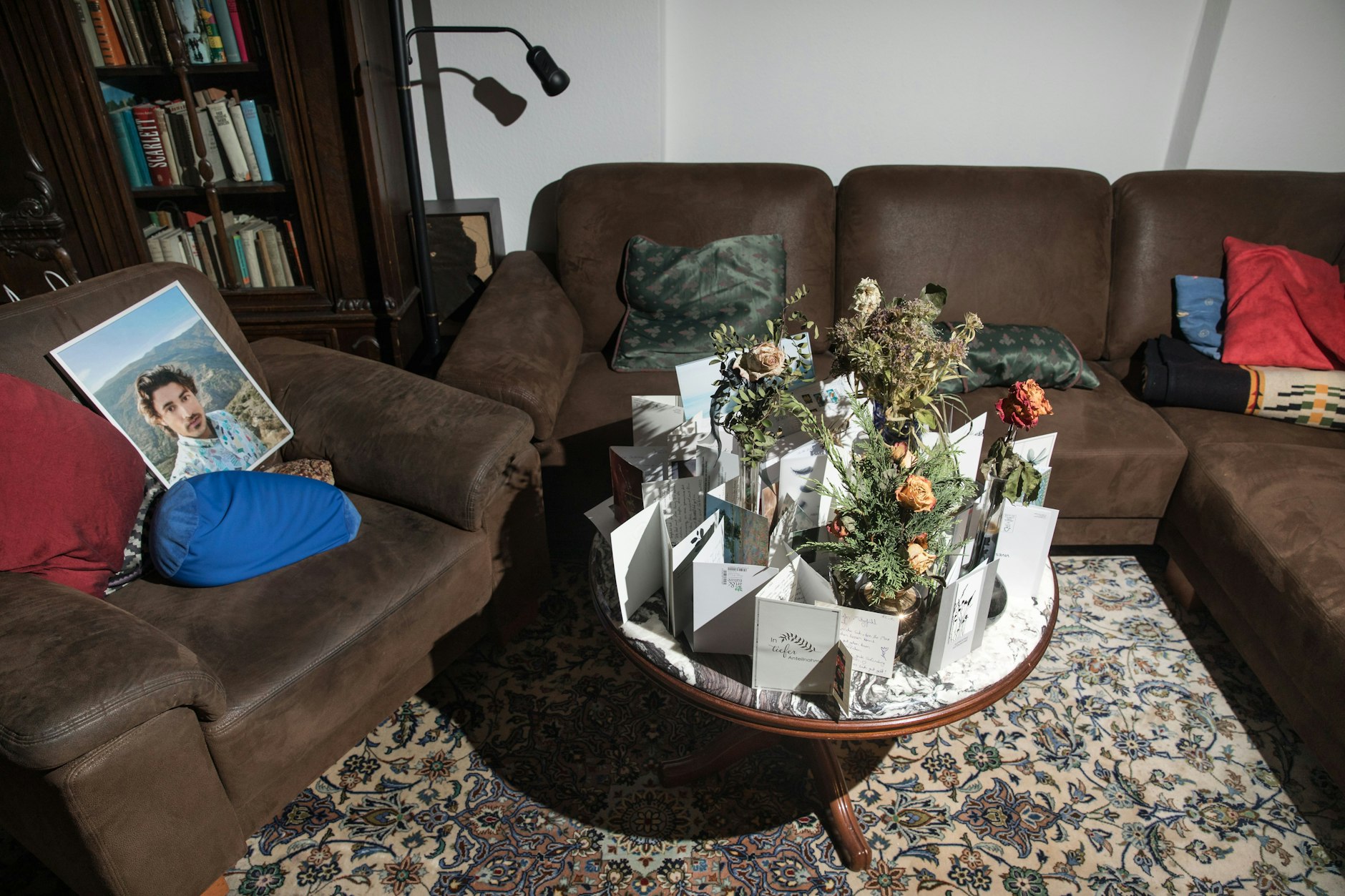 Auf dem Couchtisch von Susanne Schröder stehen noch die Trauerkarten von der Trauerfeier ihres verstorbenen Sohnes Max (links auf dem Bild).