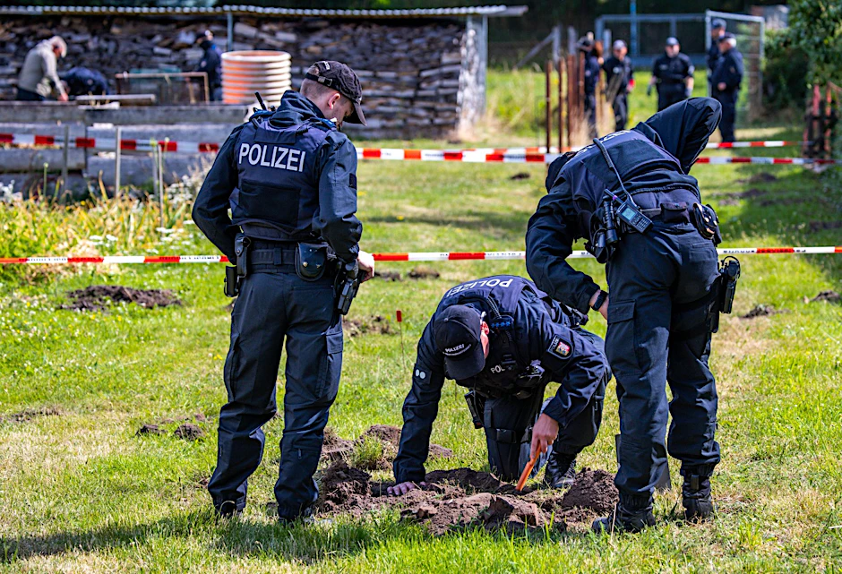 Polizisten und Archäologen suchen auf einem Privatgrundstück nach Beweisen für den Goldschatz-Diebstahl.  
