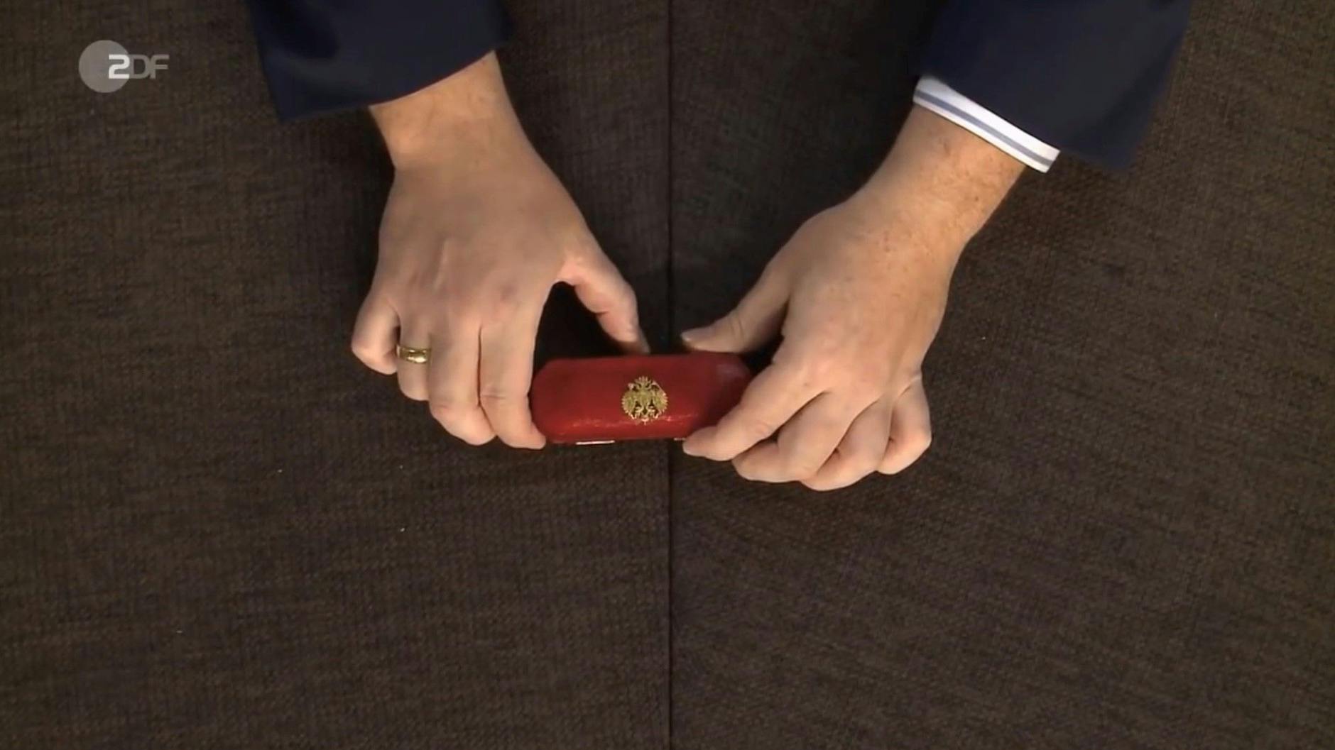 Bei „Bares für Rares“ ist auch die Original-Schatulle zum Zaren-Schmuck dabei.