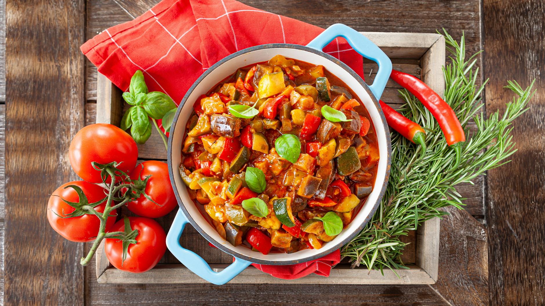 Sommerlich leicht: Saisonales Gemüse im Sommer bietet sich für ein französisches Ratatouille an.