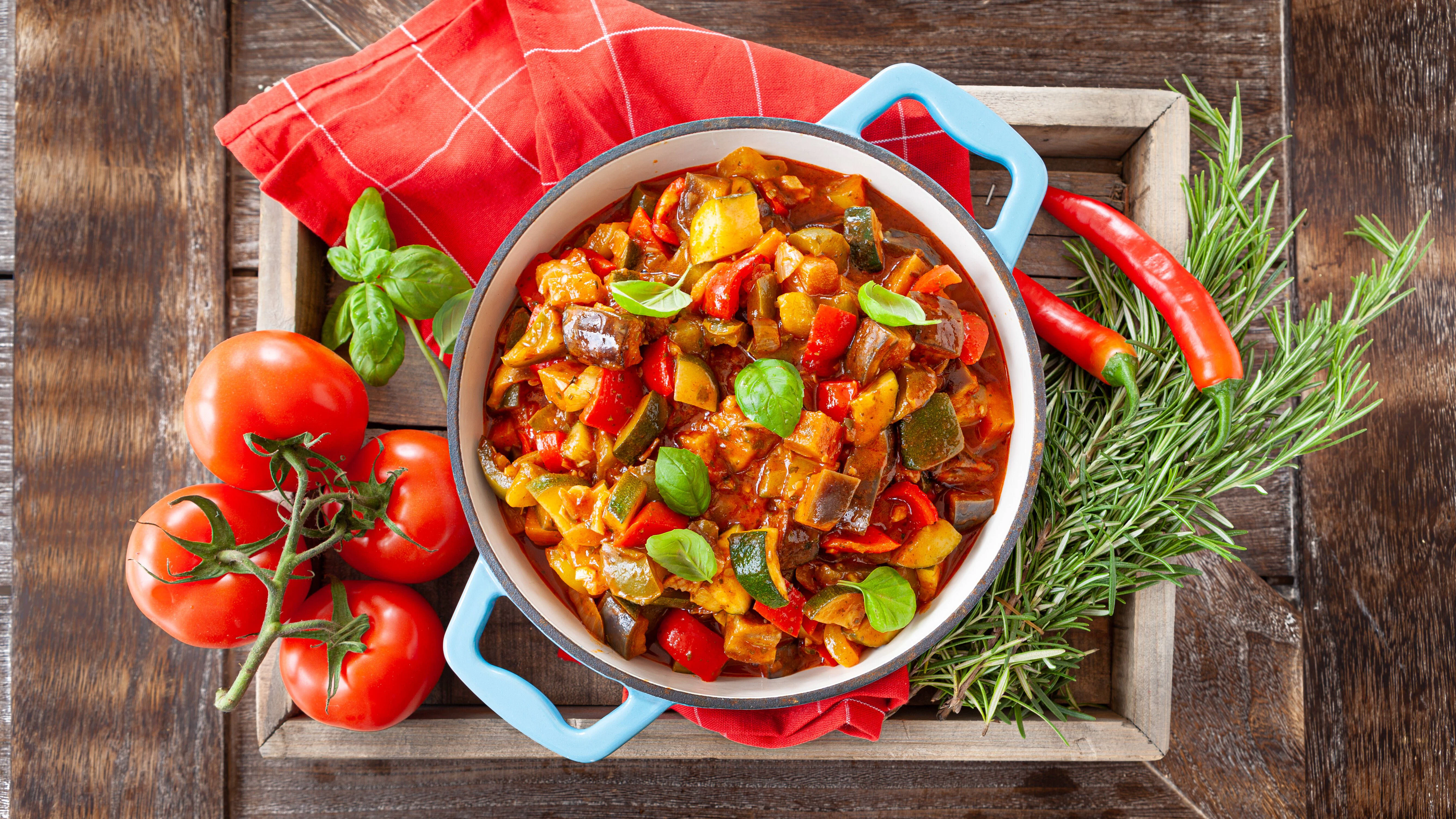 Sommerlich leicht: Saisonales Gemüse im Sommer bietet sich für ein französisches Ratatouille an.