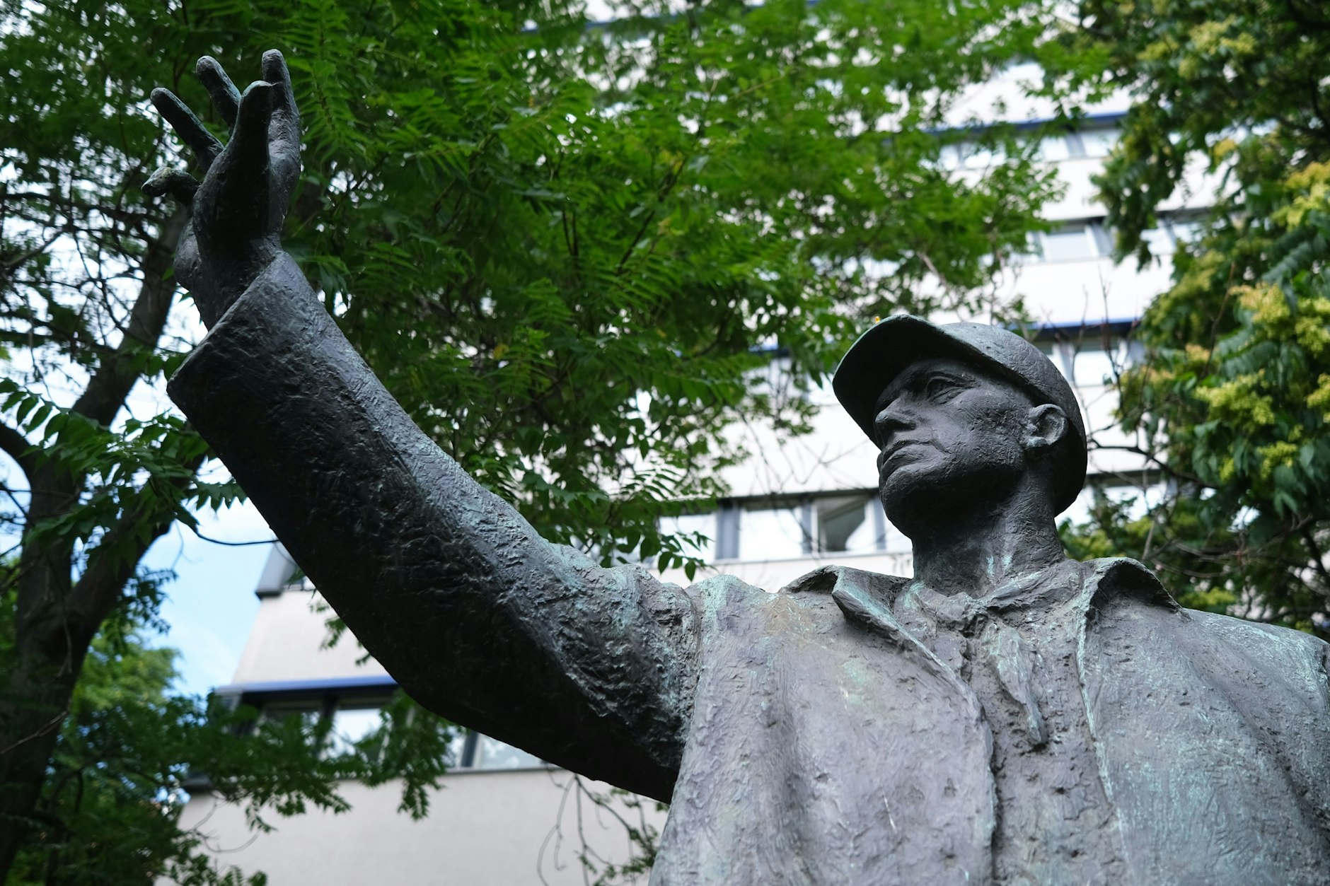 Die Bronzeskulptur Bauarbeiter in der Karl-Liebknecht-Straße, 1968 von Gerhard Thieme geschaffen