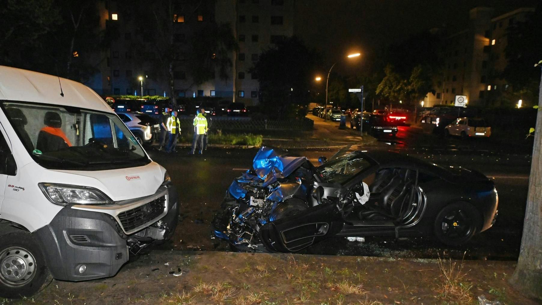 Der Ferrari California mit über 460 PS Leistung wurde binnen Sekunden komplett zerstört.