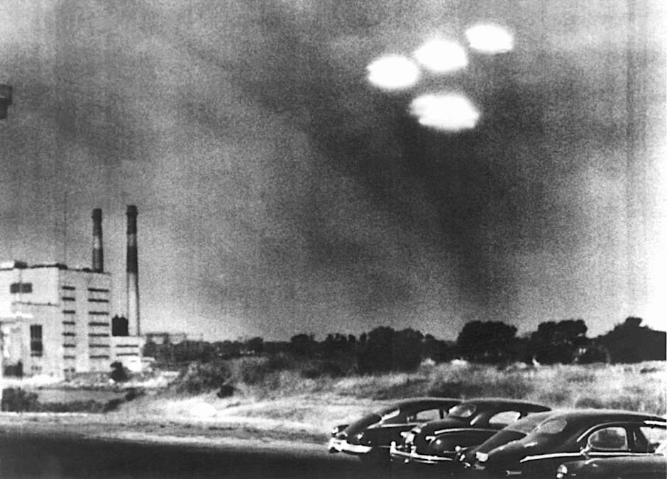 16. Juli 1952:&nbsp;Ein Kameramann machte dieses Bild in der Stadt Salem im US-Bundesstaat Massachusetts. Es zeigt, vier in Formation fliegende Objekte.&nbsp;