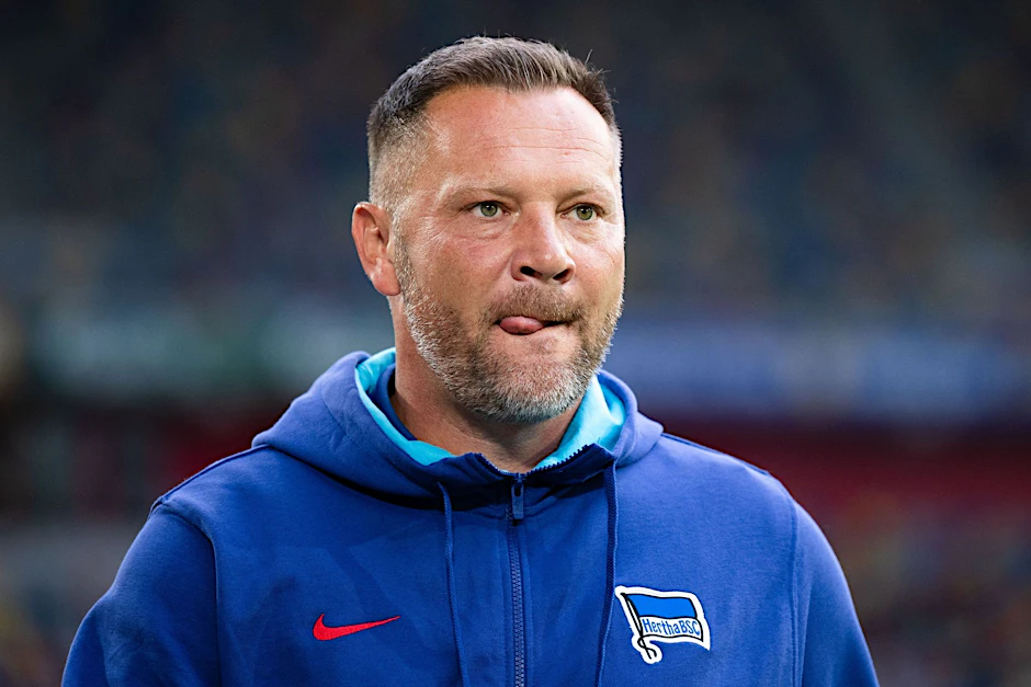 Herthas Trainer Pal Dardai blickt vor der Partie in die Runde.  