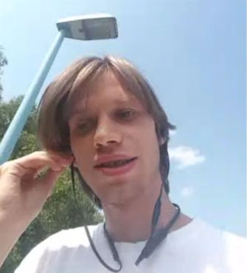 Screenshot eines männlichen Tatverdächtigen während eines Videotelefonats mit dem Haupttäter im Juni 2019.