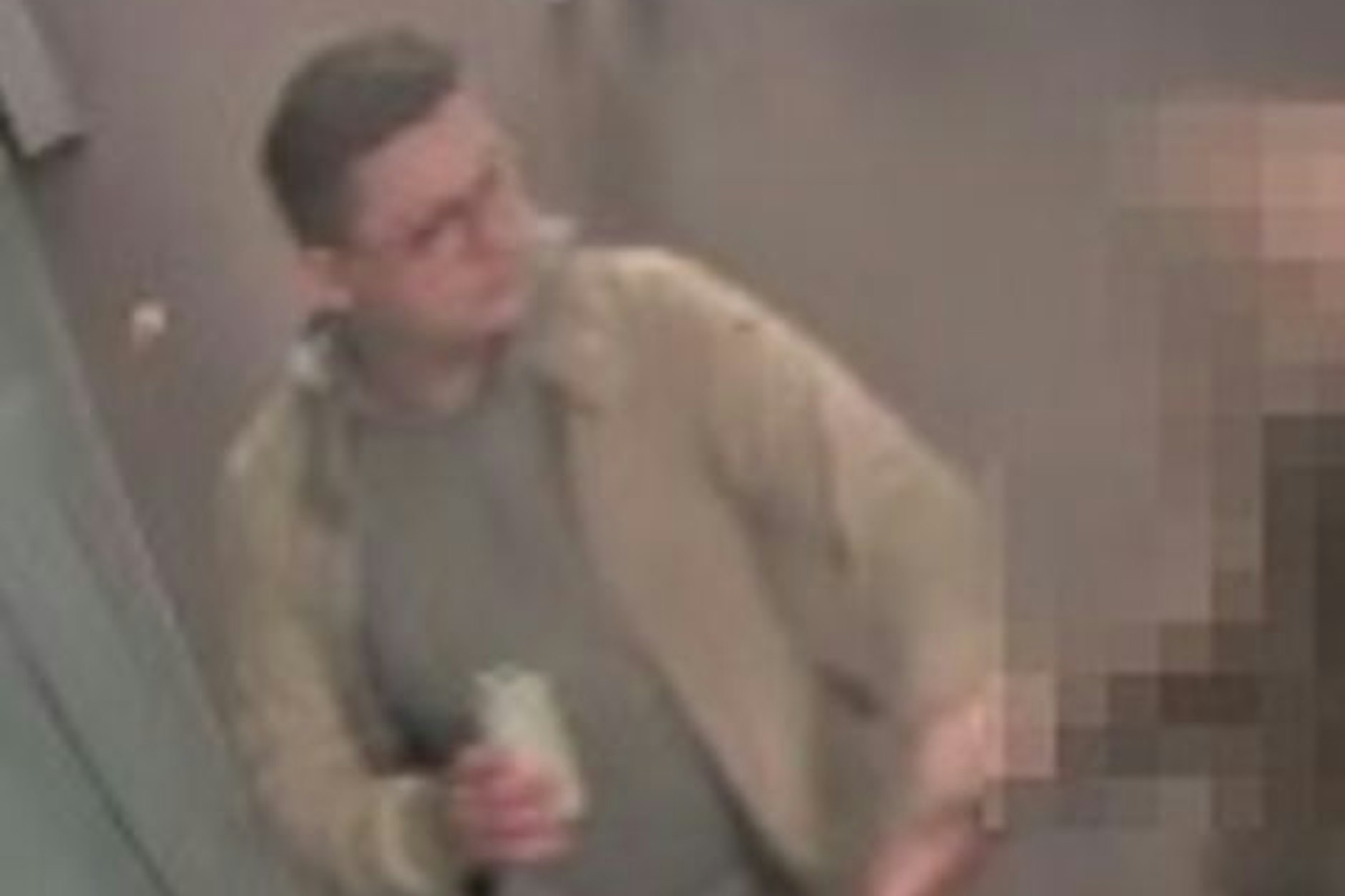 Die Polizei fahndet nach diesem Tatverdächtigen.