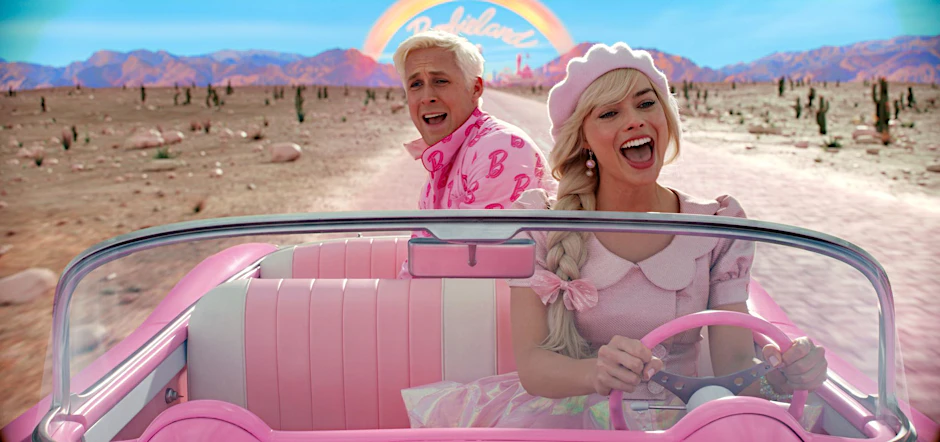 HANDOUT - Ryan Gosling als Ken and Margot Robbie als Barbie in einer Szene der Films "Barbie".  res/dpa