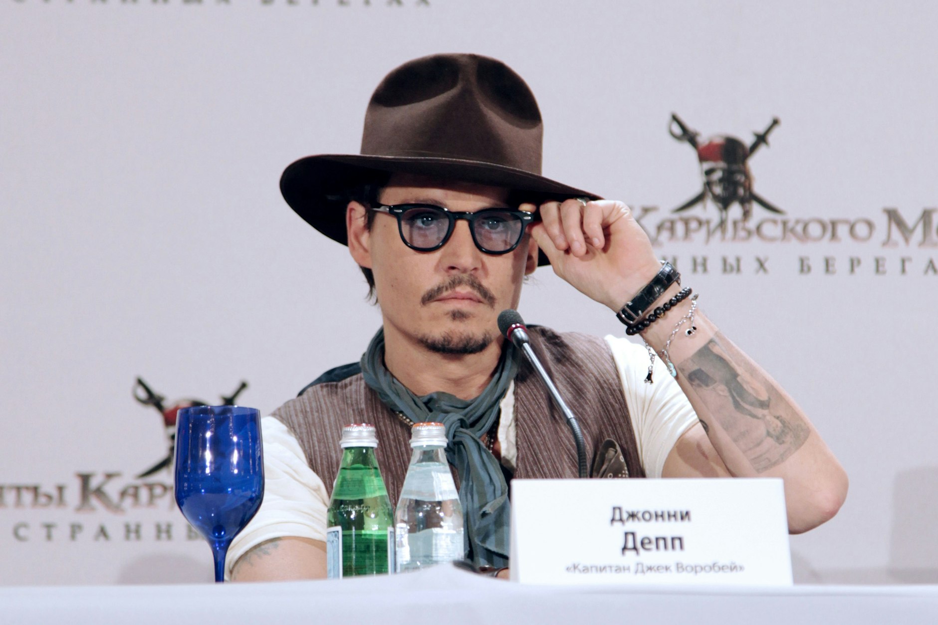 Wird für seine Russlandreise reich entlohnt: Johnny Depp, hier 2011 bei einer Pressekonferenz in Moskau.