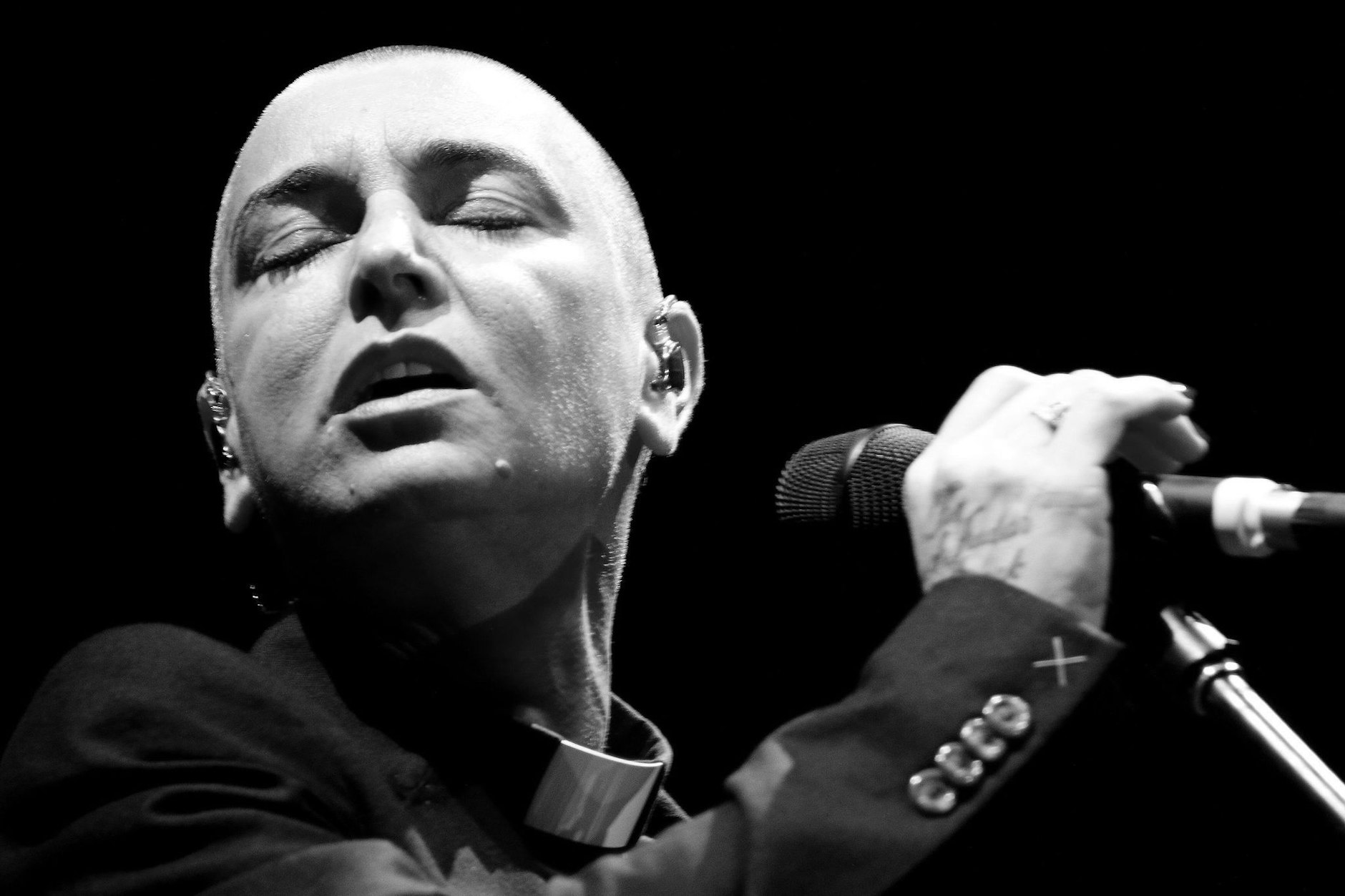 ARCHIV - Popsängerin Sinead O'Connor - hier bei einem Konzert in Santiago de Chile - wurde nur 56 Jahre alt.  