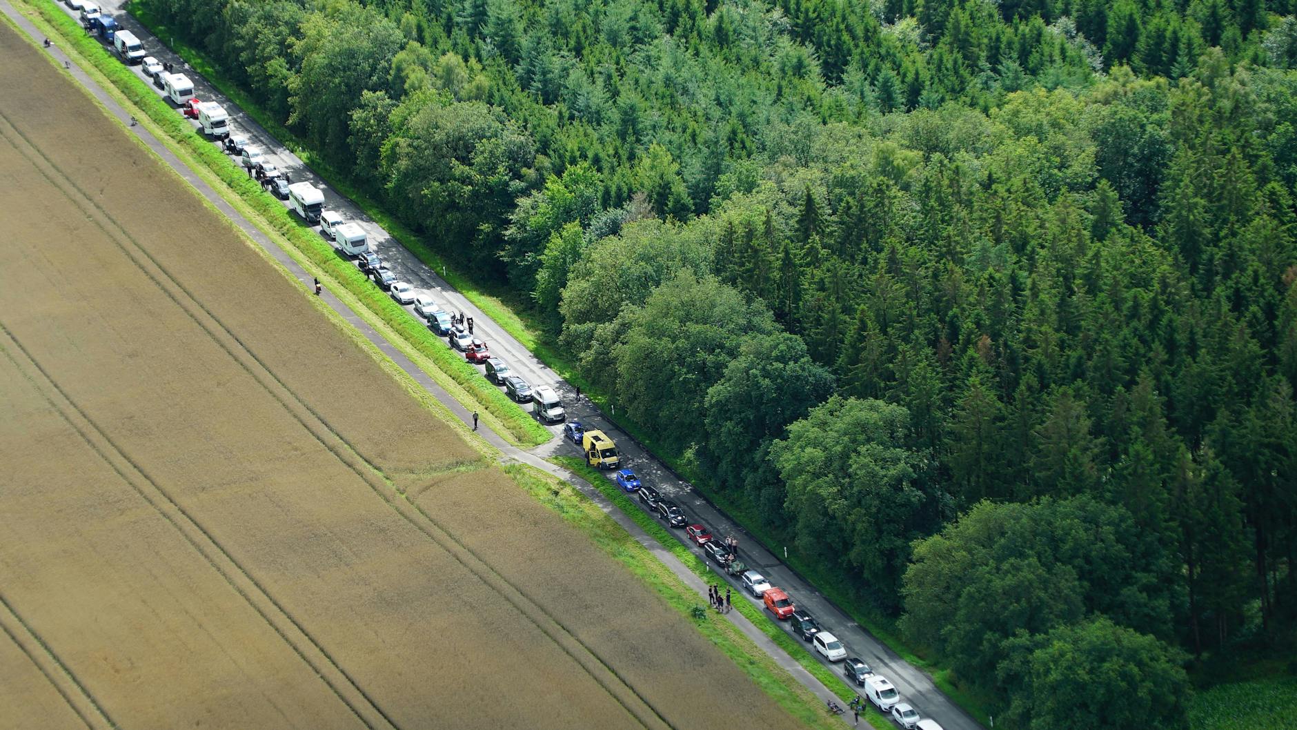 Lange Schlange: Eine Luftaufnahme aus einem Hubschrauber zeigt anreisende Besucher, die mit Ihren Autos im Stau stehen.