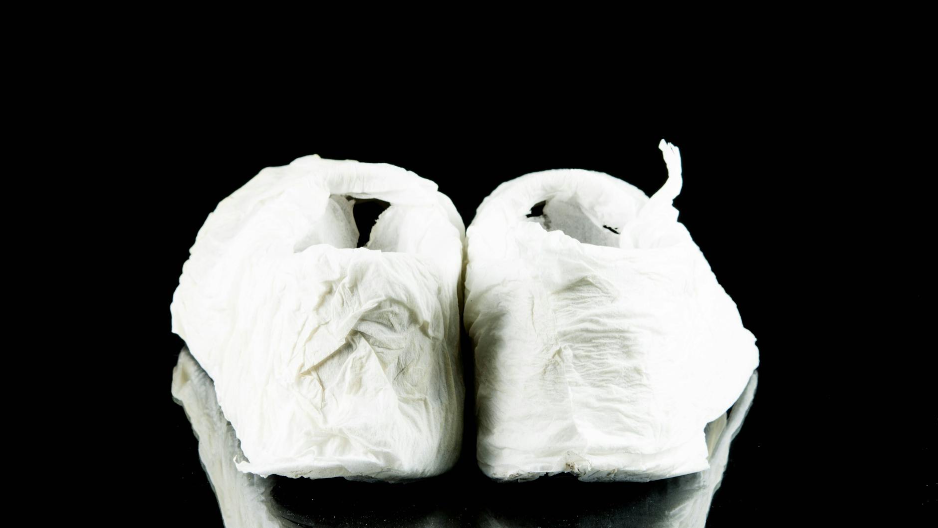 Nach dem Waschen kann man seine Turnschuhe mit Küchenkrepp ausstopfen und einwickeln, damit sie schneller trocknen.