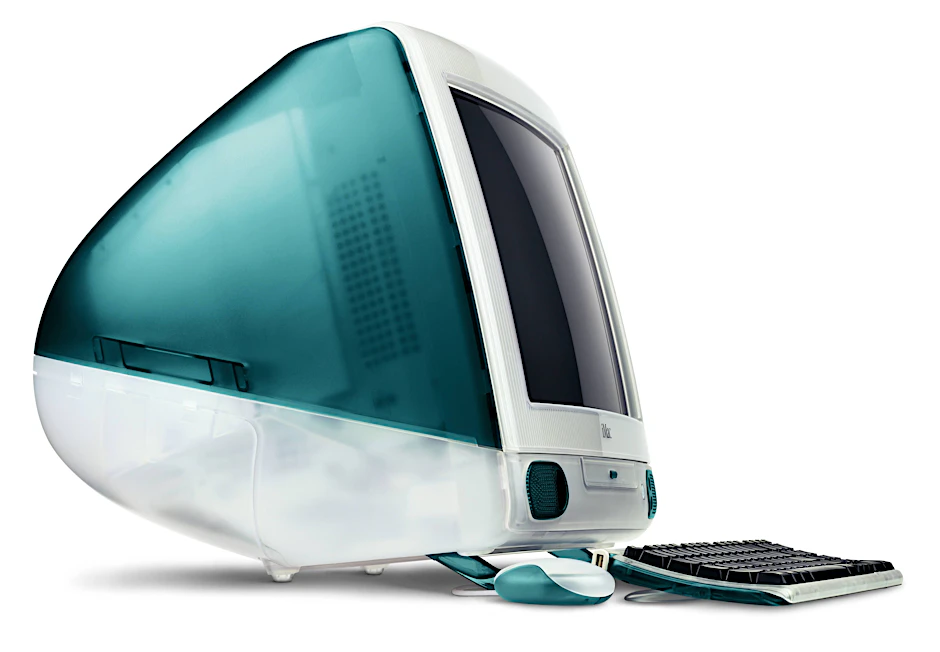 Kaum zu glauben, aber das war vor der Jahrtausendwende State of the Art: der erste iMac in Blaugrün mit farblich passendem Keyboard und Kabelmaus.&nbsp;