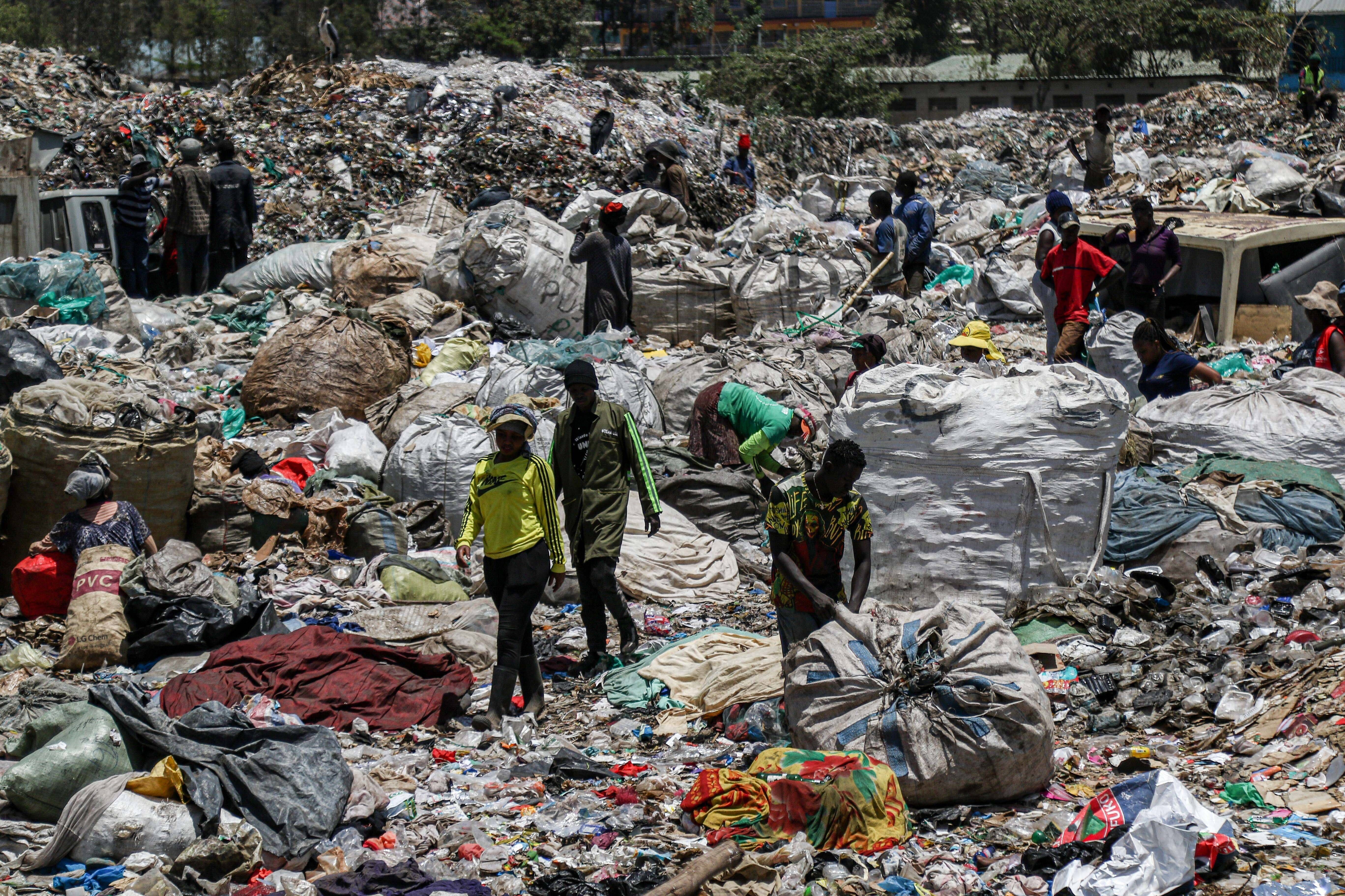 Greenwashing? Die lange Weltreise einer alten Jogginghose: Eine Recherche mit Peilsender