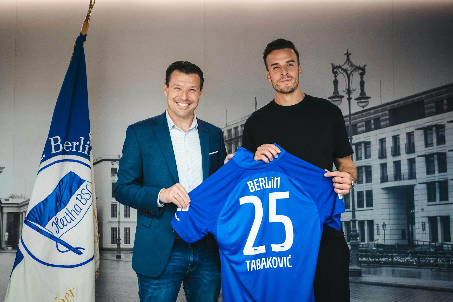 Hertha-Sportdirektor Benjamin Weber (l.) stellte Haris Tabaković am Dienstag als neuen Stürmer vor.
