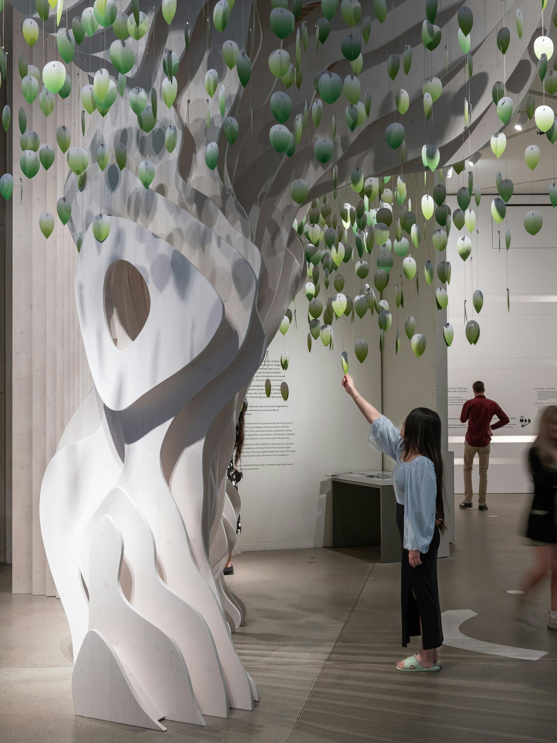 Ein wundersamer Baum wächst im Jüdischen Museum. Seine Blätter machen ihre eigene Musik.