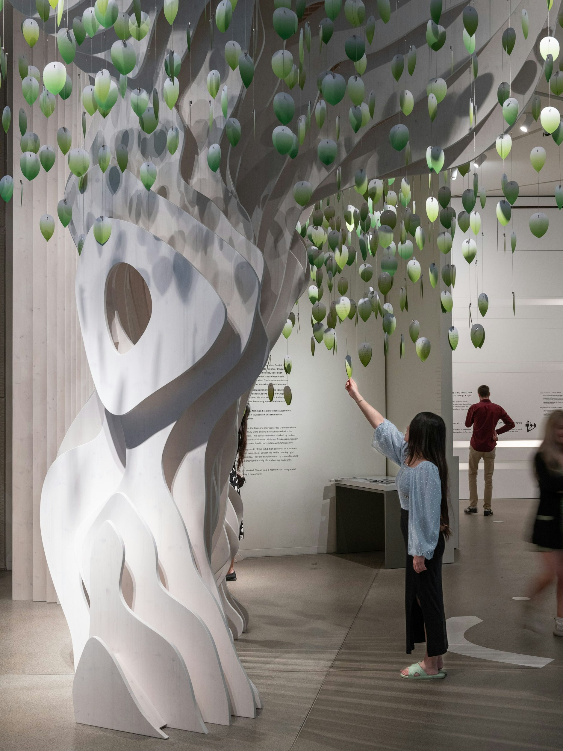 Ein wundersamer Baum wächst im Jüdischen Museum. Seine Blätter machen ihre eigene Musik.