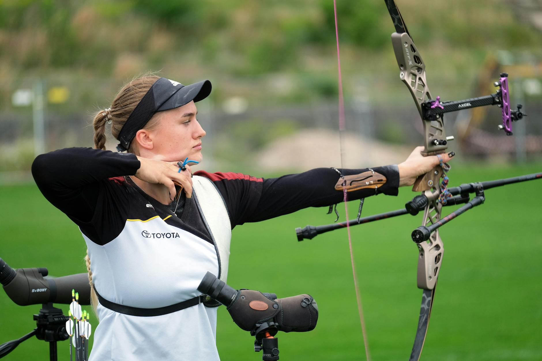 Die deutsche Bogenschützin Charline Schwarz in der Qualifikationsrunde bei der Weltmeisterschaft im Bogenschießen in Berlin