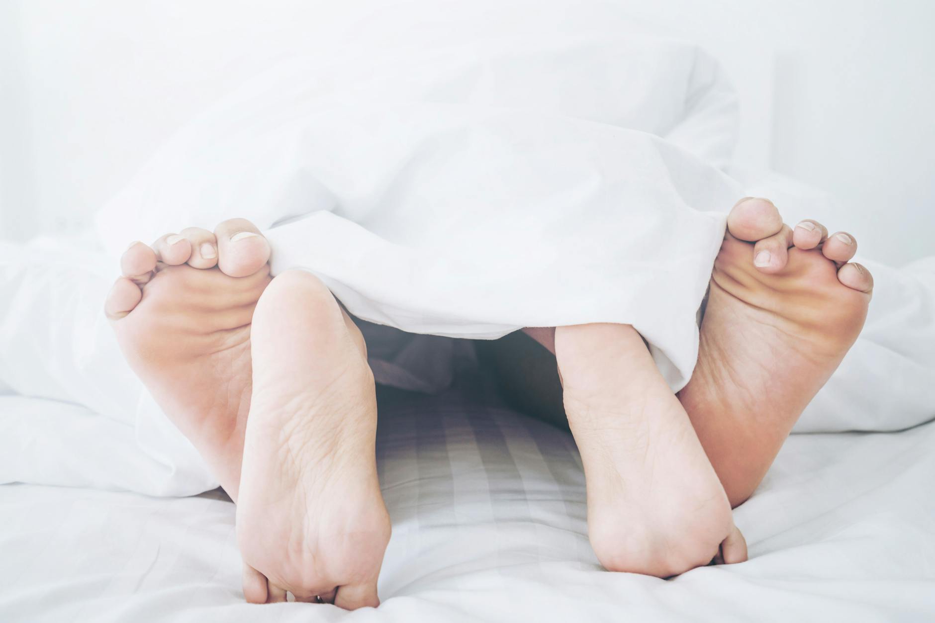 Laut Horoskop sind einige Sternzeichen ziemlich verspielt beim Sex.