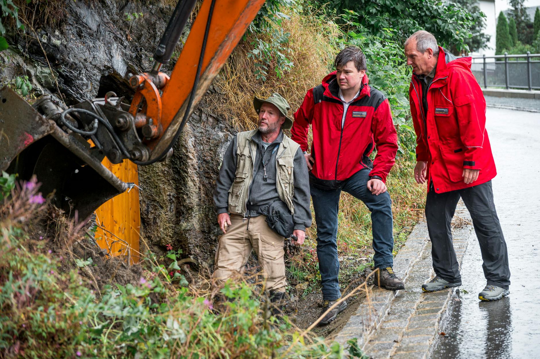 Georg Loth (v.l.n.r), Torsten Hahn, beide Geologen am Bayerischen Landesamt für Umwelt, und Roland Eichhorn, Leiter des Geologischen Dienstes am Landesamt für Umwelt, beobachten die Grabung.