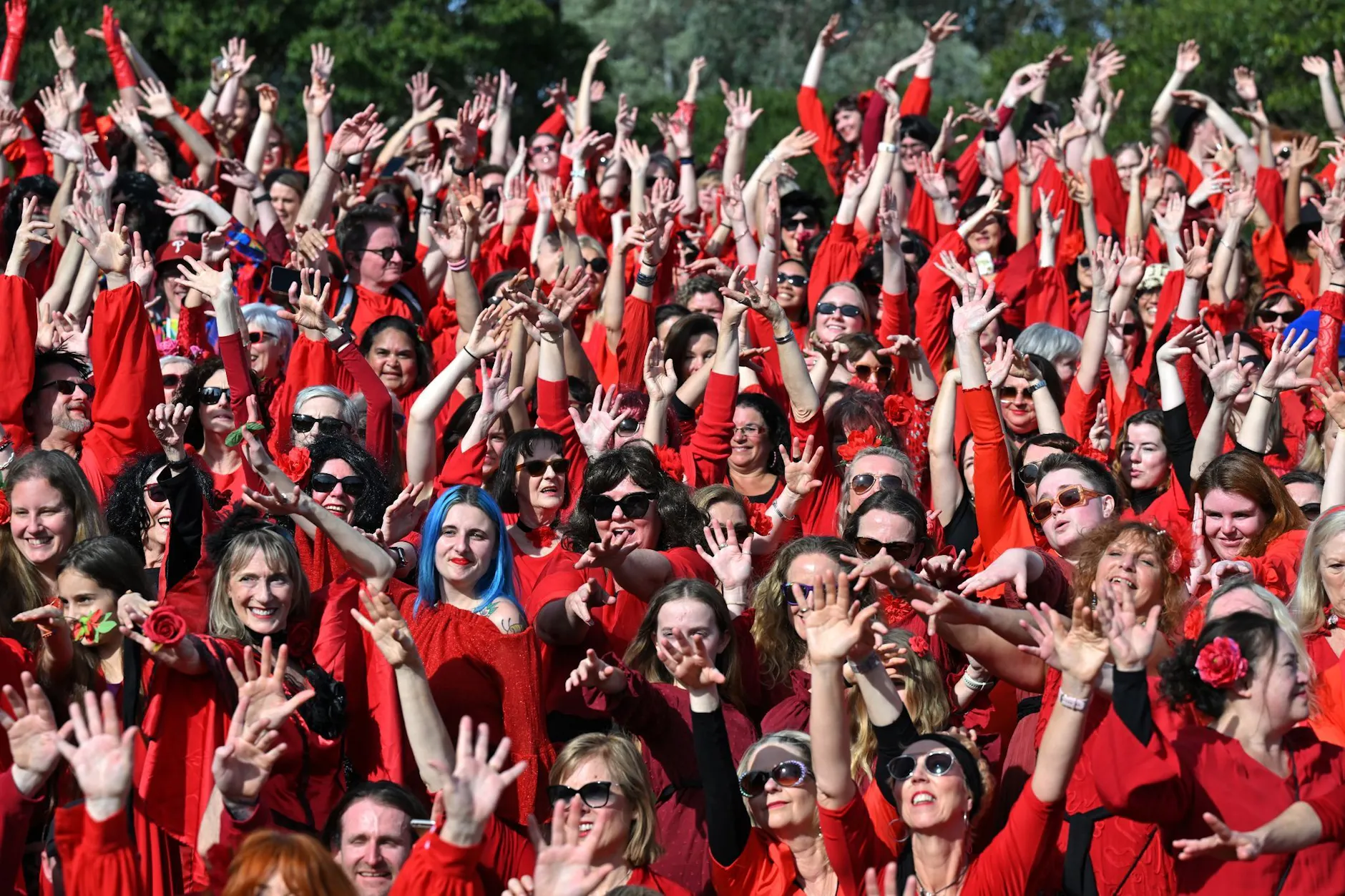 ARCHIV - Kate-Bush-Fans versammeln sich im Sydney Park, um zu dem 1978er-Hit «Wuthering Heights» der Sängerin zu tanzen.