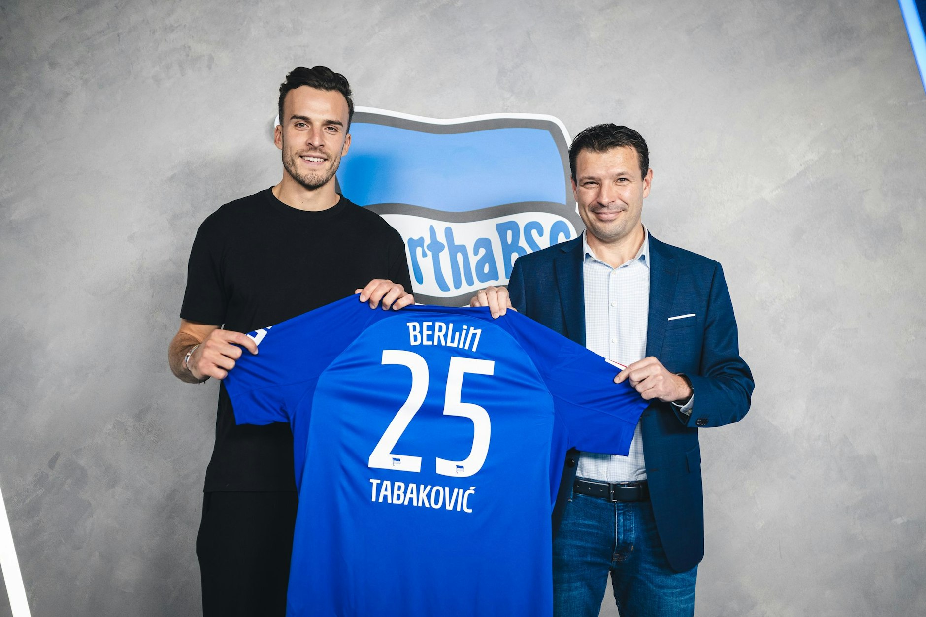 Jetzt ist er da! Hertha BSC hat einen neuen Stürmer. Haris Tabakovic präsentiert mit Sportdirektor Benjamin Weber sein neues Trikot.