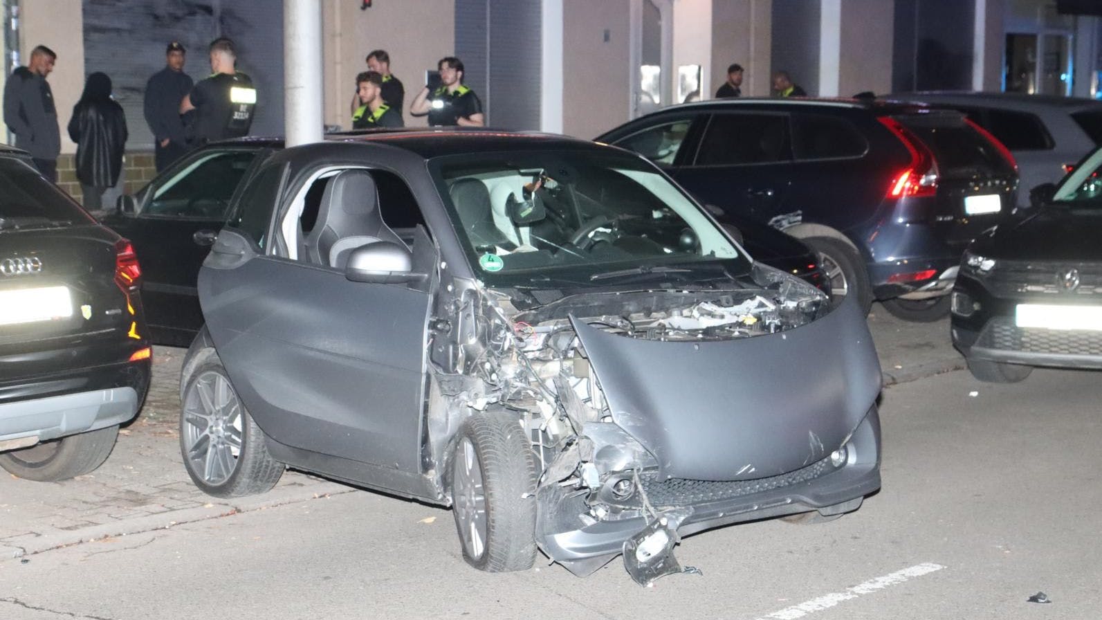 Mit offenbar überhöhter Geschwindigkeit krachte der Smart in ein geparktes Auto.