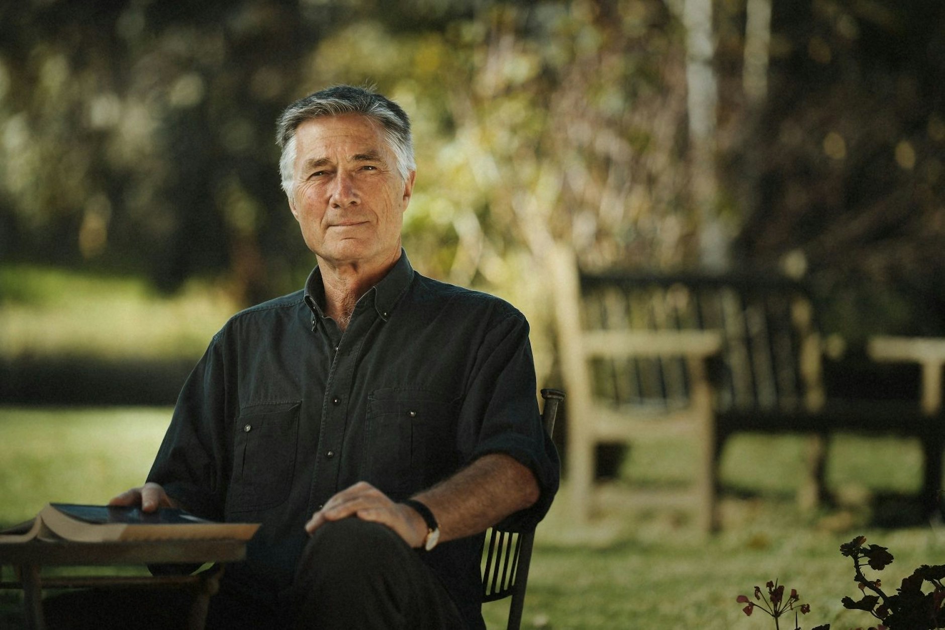 Garry Disher schreibt Romane, Kurzgeschichten, Kriminalromane und Kinderbücher. Sein Werk wurde für den Booker Prize nominiert und mehrfach ausgezeichnet.